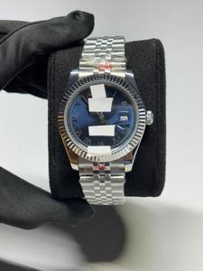 Reloj de Cuarzo con Diamantes Redondos en Oro Blanco, Esfera Azul con Números Romanos, Correa Simple de 20 mm, Unisex - Product Image 1