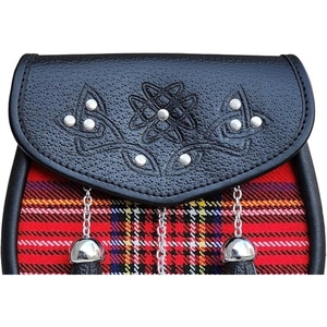 Sacoche Sporran en Cuir Noir Premium avec Motif Tartan Rouge et Rabat Brodé Celtique Clouté, Trois Pompons – Accessoire Traditionnel pour Kilt Écossais - Product Image 3