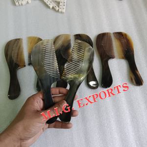 Peines de cuerno de búfalo son herramientas de cuidado naturales y antiestáticas hechas de cuerno de búfalo que reducen la rotura del cabello y minimizan las puntas abiertas. - Product Image 6