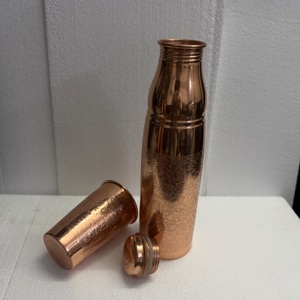 Juego de Botella y Taza de Agua de Cobre Puro Premium - Diseño Tradicional en Relieve, Vajilla Ayurvédica - Product Image 4