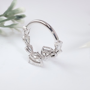Anillo de compromiso de oro blanco de élite con diamante talla corazón, banda de boda clásica abierta con racimo, joyería fina romántica - Product Image 4