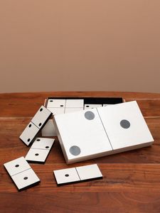 Jeu de dominos en résine blanche avec points circulaires, sculpture artistique pour la décoration de la maison, forme irrégulière, pièce de jeu décorative - Product Image 1