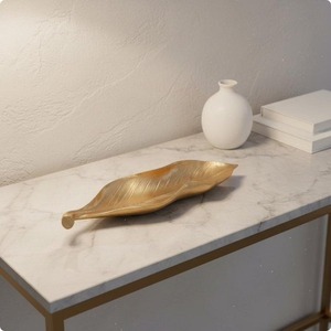 Plateau de service décoratif en métal poli fait main en forme de feuille dorée pour la décoration de table - Product Image 4