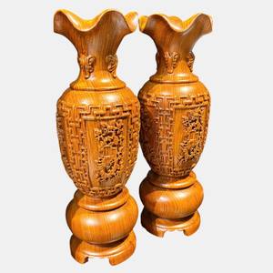 Un par de jarrones tallados en madera maciza de palisandro, cada uno con una altura de 50 cm. - Product Image 4