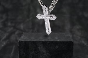 Colgante de cruz personalizado con incrustaciones de moissanita VVS en plata 925, colgante religioso de fe cristiana, joyería para regalos. - Product Image 4