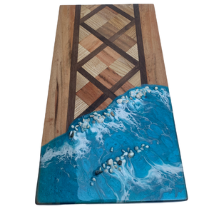 Planche à découper en bois faite à la main avec design océanique en résine bleue, style côtier, vaisselle de cuisine - Product Image 6