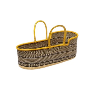 Panier à langer en jonc de mer style bohème combiné avec un panier à langer pour enfant en rotin et des poignées jaunes pour les aménagements de nurserie modernes - Product Image 3