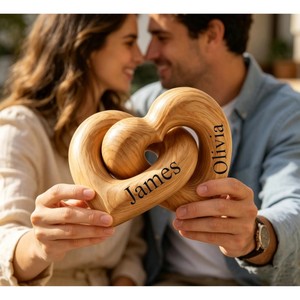 Sculpture de cœur en bois personnalisée gravée avec les noms James et Olivia, décoration d'amour faite à la main pour cadeau d'anniversaire - Product Image 1