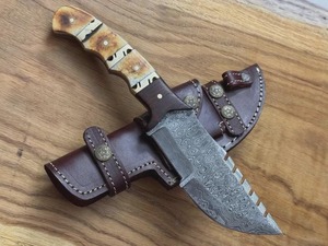 Cuchillo de caza y camping hecho a mano con filo dentado, de acero de Damasco, mango de hueso y madera, funda de cuero, OEM/ODM disponible - Product Image 5