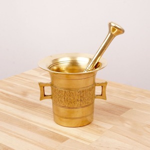 Mortero y pilón tradicionales de latón macizo para triturar y moler especias, hierbas, semillas y medicina natural - Product Image 1