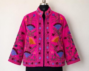 Veste en velours brodée Suzani rose vif – Manteau court vintage bohème à fleurs avec col mandarin - Product Image 1