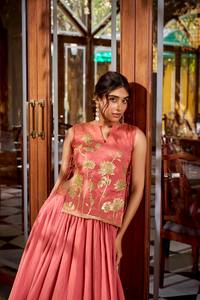 Lehenga Choli de estilo indio moderno, de material brillante puro con bordado de hilo y detalles en foil, listo para usar, con top superpuesto. - Product Image 5