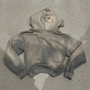 เสื้อฮู้ดซิปผู้หญิงสีเทาแบบ OEM สั่งทำพิเศษ พร้อมดีไซน์ขาดๆ แบบวินเทจ ผ้าฟอกสี ทรงสั้น สไตล์ฮิปฮอป - Product Image 2