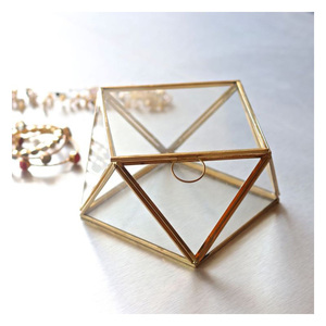 Caja de Almacenamiento de Joyas Clásica Premium de Latón y Vidrio Hecha a Mano y Personalizable, Estilo Moderno, Regalo para Bodas y Festivales - Product Image 1
