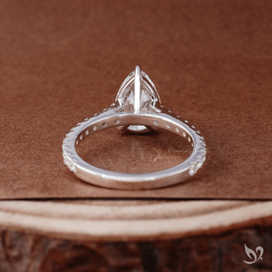 Bague de fiançailles élégante en or blanc 10K avec diamant de laboratoire en forme de poire de 2 carats, sertie pavé style cathédrale, certifiée IGI - Product Image 2