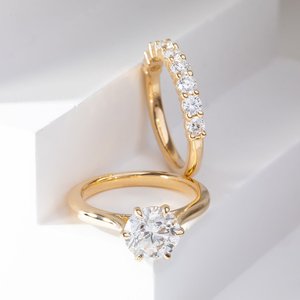 Anillo de compromiso floral de 6 puntas de oro amarillo de 14k con diamante de laboratorio redondo brillante de 2 ct, certificado IGI, y banda de aniversario. - Product Image 5