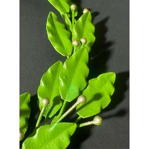พวงหรีดใบไม้โลหะสีเขียวสวยงาม ประดับด้วยผลเบอร์รี่สีทองและโบว์ทันสมัย ของตกแต่งสวยงามสำหรับประดับผนังหรือประตู - Product Image 4