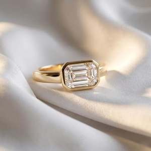 SATVIK RATNA Bague de fiançailles en or 14 carats avec diamant de laboratoire taille émeraude de 2 carats certifié IGI, sertie en clos large style cigare Est/Ouest - Product Image 1