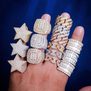 Bague en or blanc sertie de moissanite, style hip-hop, design luxueux et imposant, pour femme. - Product Image 5