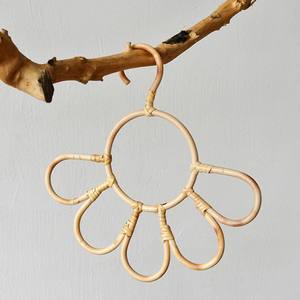 Cintres modernes en rotin en forme de fleur pour enfants cintre naturel pour vêtements de tout-petits avec logo personnalisé - Product Image 5