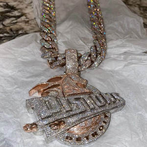 จี้รูปม้าดีทรอยต์แบบฮิปฮอป ชุบทองคำขาว 925 เงินแท้ ประดับเพชรโมอิสซาไนต์ พร้อมโลโก้สั่งทำพิเศษ รับรองโดย GRA - Product Image 1