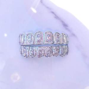 Grillz dentaire de luxe unisexe en argent sterling plaqué or 18 carats, serti de moissanite taille brillant, monture géométrique, ensemble complet supérieur et inférieur - Product Image 2