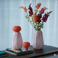 Vase en verre soufflé artisanal moderne avec dessus en galets et corps rayé rose pâle, centre de table décoratif, vente en gros, décoration intérieure, cadeaux