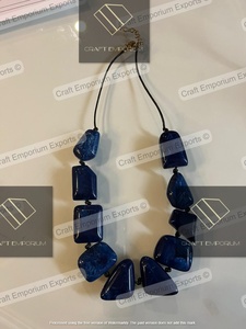 Colliers en résine avec des tourbillons, des paillettes et des tons inspirés de Pantone faits à la main et finis à la main pour un usage quotidien ou des cadeaux - Product Image 2