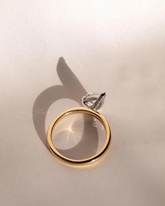 แหวนแต่งงานเพชรทรงลูกแพร์ 1.80 กะรัต เพาะเลี้ยงในห้องปฏิบัติการ ฝังแบบหนามเตย รับรองโดย IGI ทองคำแท้ 14K แหวนวันครบรอบ/แหวนแต่งงานสุดหรู - Product Image 3