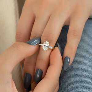 Anillo de Compromiso de Oro Sólido de 14K para Mujer con Tres Piedras, Joyería Romántica para Boda, Anillo de Aniversario con Diamantes Cultivados en Laboratorio en Corte Oval y Baguette - Product Image 4
