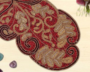 Chemin de table artisanal de luxe brodé de fleurs, écologique et durable, en tissu au design glamour, tapis décoratif pour table à manger - Product Image 3