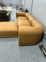 Canapé en bois 3 places avec ottoman, design à accoudoirs carrés, salon moderne, sièges confortables, revêtement en cuir véritable élégant