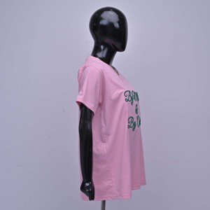 เสื้อยืดคอกลมผู้หญิงสีชมพู ยี่ห้อ MRI พร้อมโลโก้ปักสีชมพูด้านหน้า เสื้อยืดลำลองแขนสั้นผ้าคอตตอนเจอร์ซีย์คุณภาพสูง - Product Image 4