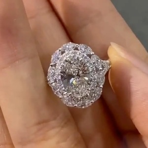 Nouvelle conception Bague de fiançailles ovale en moissanite 925 avec halo, bague de voyage en argent sterling plaqué or blanc pour femme - Product Image 2