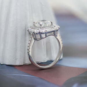 Anillo de compromiso de plata de ley con moissanita de 1 quilate talla cojín, diseño Halo con efecto hielo triturado, y banda de boda de lujo con pavé de piedras laterales de corte baguette - Product Image 6