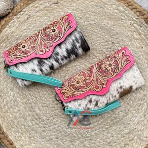 Pochette en cuir de vachette véritable façonnée à la main avec dragonne, motif floral élégant, portefeuille de créateur pour femme - Collection Mars Expo 2026 - Product Image 1