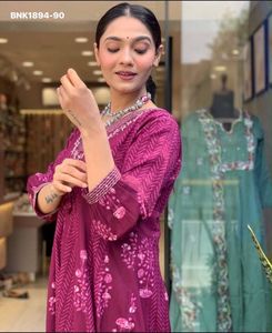 Hermoso conjunto de rayón con diseño estampado, cuello en V y pantalón Anarkali largo con dupatta, proveedor de la India a precio mayorista. - Product Image 2