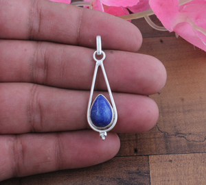 จี้เงินแท้ทรงรีประดับลาพิส ลาซูลี งานแฮนด์เมดสำหรับผู้หญิง จาก SHREE JAIPUR SILVER  ตัวเรือนเงินแท้ 925  ทรงหยดน้ำสไตล์วินเทจโบฮีเมียน - Product Image 1