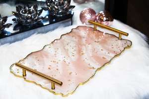 Plateau en résine géode fait main : Élégant plateau de vanité avec paillettes dorées - Product Image 4