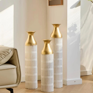 Grand vase de sol en métal avec motif rayé en relief, blanc antique, ensemble de vases de sol modernes blancs avec dessus doré, vase fait main - Product Image 1