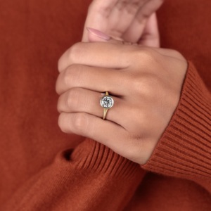 แหวนหมั้นเพชรเลี้ยงในห้องปฏิบัติการทรงเบเซล ทอง 14K ประดับเพชรเม็ดเดี่ยว หรูหรา 2.00 กะรัต ดีไซน์เรียบหรู แหวนขอแต่งงานทันสมัย - Product Image 5