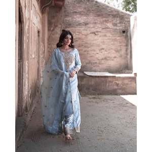 Conjunto de Top y Pantalón Color Cielo Talla M para Mujer JD, con un Elegante Dupatta para Fiestas - Product Image 2