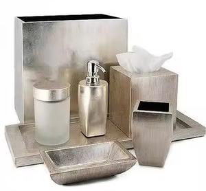 Juego de accesorios decorativos de metal para baño con dispensador de jabón líquido y soporte para cepillos - Product Image 4