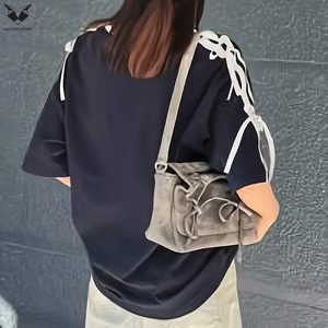 Camiseta de manga corta para mujer, color morado con rayas blancas y diseño de lazo, camiseta ligera para uso informal, top cómodo y elegante - Product Image 4