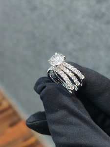 Anillo de Diamantes de Corte Redondo de Lujo en Oro Blanco, Elegante Joya de Compromiso para Mujer, Diseño Personalizado Fino, Estilo de Alta Calidad Premium - Product Image 4