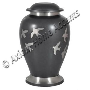 Urna conmemorativa de latón con detalles artesanales y superficie pulida para un legado duradero de Axiom Home Accents - Product Image 2