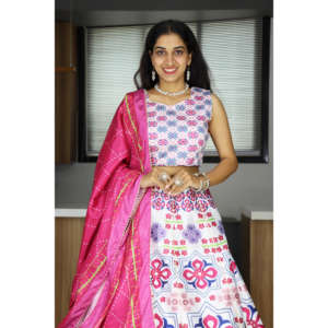 ซื้อเลเฮนกาแบบพิมพ์ลายพิเศษล่าสุดของเราจากการผสมผสานลายดอกไม้และรูปทรงเรขาคณิตของเราซึ่งดูมีชีวิตชีวาและโชว์เคส - Product Image 1