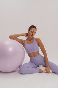 Conjunto de Yoga Lavender sin Costuras, Leggings de Cintura Alta en Forma de V, Top Corto con Tirantes Ajustables, Poliéster/Nailon de Secado Rápido - Product Image 4
