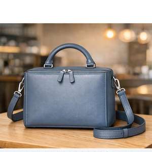 Ce sac fourre-tout vert sauge ressemble à un sac à main en cuir PU, similaire aux modèles des marques de sacs. - Product Image 3