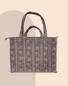 Bolsa de Compras Grande Acolchada con Diseño Floral, con Ribete a Rayas, Cierre de Cremallera y Asa Larga de Algodón - Product Image 4
